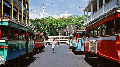 Tránsito de autobuses en una calle de Puerto Príncipe, capital de Haití.