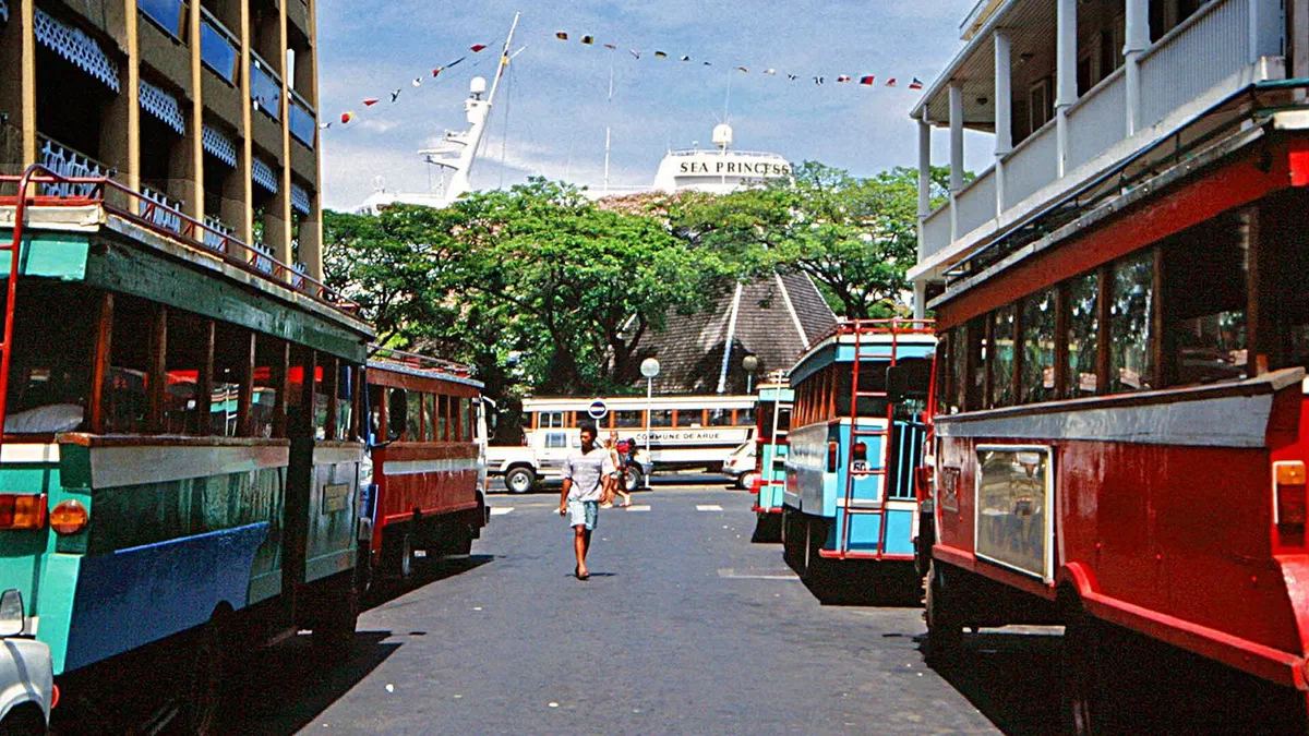 Tránsito de autobuses en una calle de Puerto Príncipe, capital de Haití.