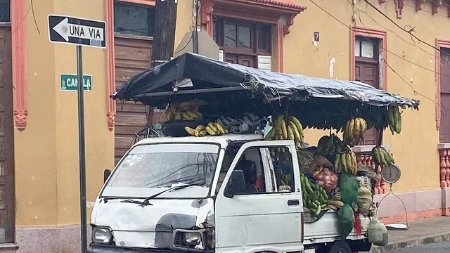 Imagen de archivo: Camioneta de venta de frutas en una calle de la Ciudad Colonial.