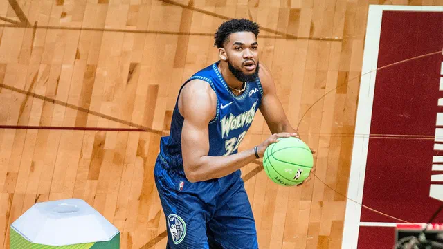 Karl-Anthony Towns durante el concurso de triples del fin de semana de estrellas de la NBA, en febrero de 2022.