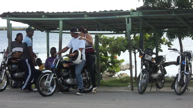 Parada de motoconchos en el barrio La Piedra, San Pedro de Macorís.