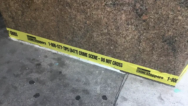 Imagen de archivo: Cinta policial de escena del crimen en una acera.