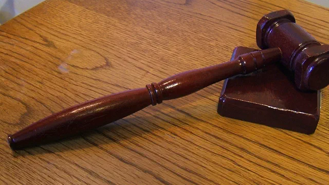 Imagen de archivo: Mazo de madera sobre una mesa.