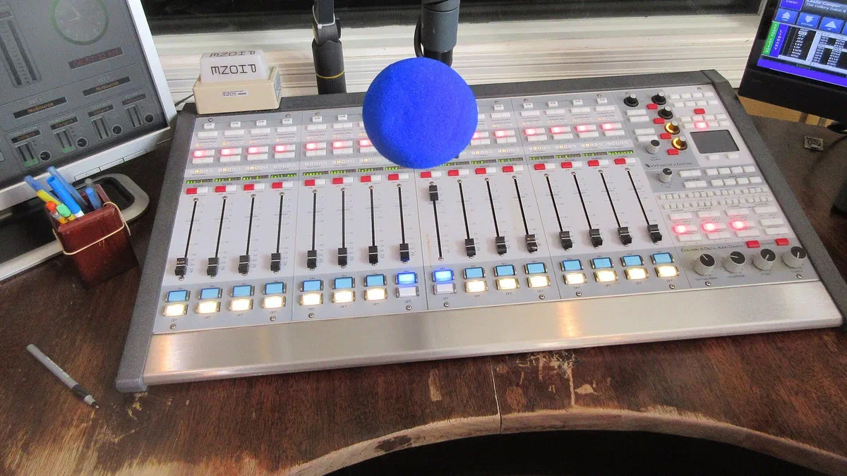Consola de control en una cabina de radio (imagen ilustrativa).
