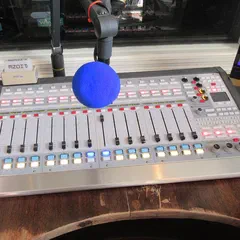 Consola de control en una cabina de radio (imagen ilustrativa).