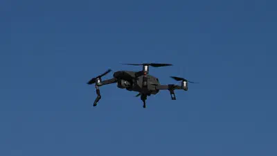 Un dron cuadricóptero en vuelo (imagen ilustrativa).