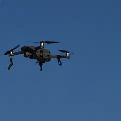 Un dron cuadricóptero en vuelo (imagen ilustrativa).