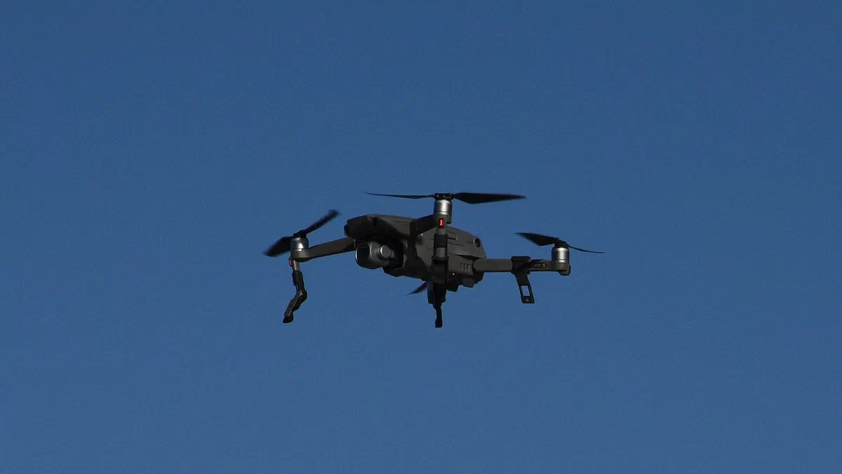 Un dron cuadricóptero en vuelo (imagen ilustrativa).