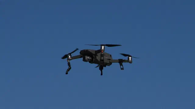 Un dron cuadricóptero en vuelo (imagen ilustrativa).