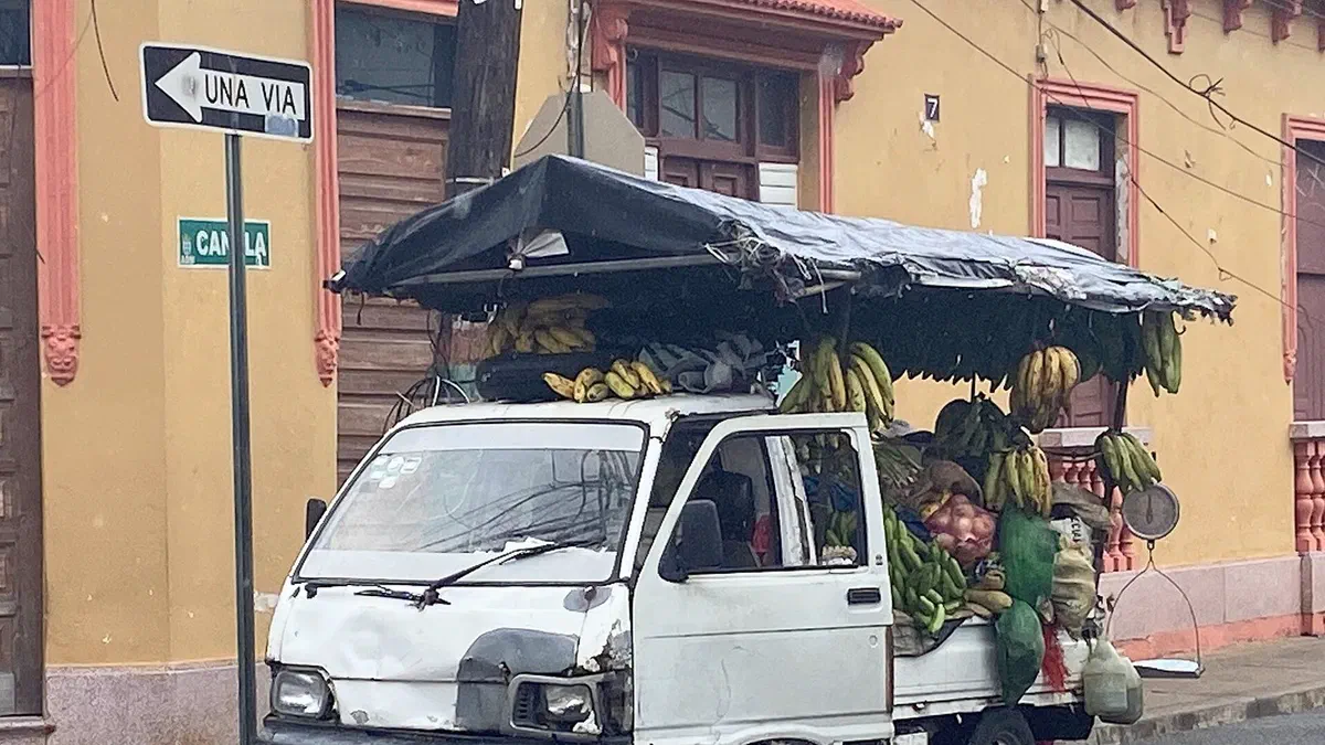 Imagen de archivo: Camioneta de venta de frutas en una calle de la Ciudad Colonial.