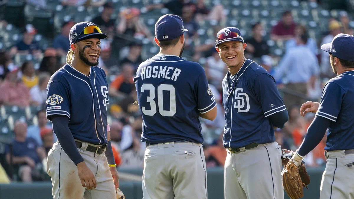 Fernando Tatis Jr. y Manny Machado, con el uniforme de los Padres de San Diego, durante un partido en Baltimore en 2019.